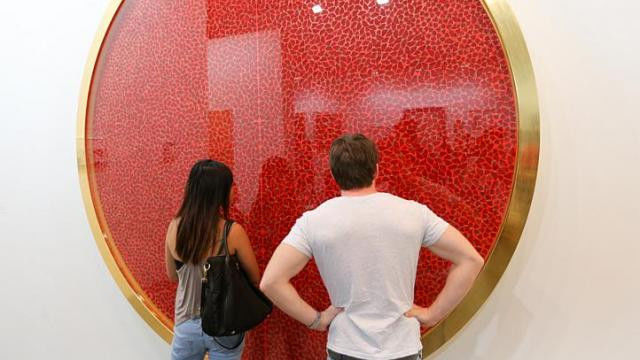 Kunstwerk von Damien Hirst auf einer „Red Dots“-Messe; Noch sind nicht alle Kunstwerke mit einem roten Punkt verkauft 